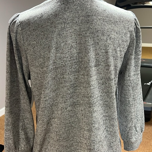 New 89th + Madison Gray Soft Top with Silver Neck Embellishments Size Medium - Picture 8 of 13